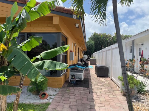 1/2 block from the beach/fully furnished - outdoor fitness center/free Wifi