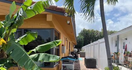 1/2 block from the beach/fully furnished - outdoor fitness center/free Wifi