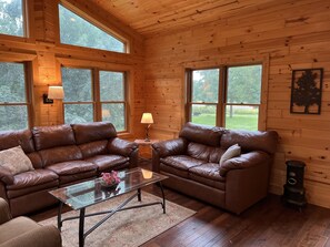 Smart TV, fireplace, DVD player, video library - Relaxing Country Log House on 65 wooded acres (Rice)