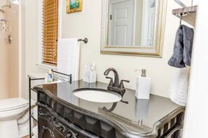 Ensemble douche/baignoire, sèche-cheveux, serviettes fournies, savon