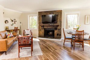 Smart TV, fireplace, books - The Owl House cheerful, bright, updated 2B A-frame (Hot Springs)