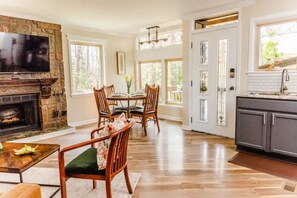 Dining - The Owl House cheerful, bright, updated 2B A-frame (Hot Springs)