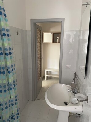 Douche, sèche-cheveux, bidet, serviettes fournies