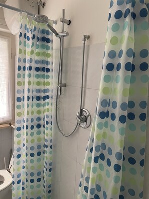 Dusche, Haartrockner, Bidet, HandtĂŒcher