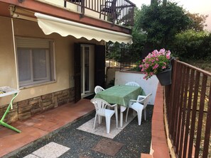 Outdoor dining - North garden - 100 meters from the beach (San Vincenzo)