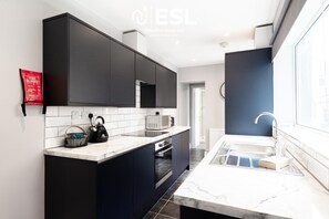 Fridge, microwave, oven, toaster - 3 Bedroom House with Parking in Crewe (Crewe)