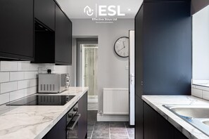 Fridge, microwave, oven, toaster - 3 Bedroom House with Parking in Crewe (Crewe)