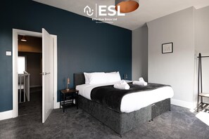 3 bedrooms, iron/ironing board, WiFi, bed sheets - 3 Bedroom House with Parking in Crewe (Crewe)