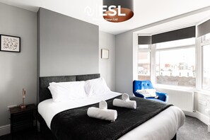 3 bedrooms, iron/ironing board, WiFi, bed sheets - 3 Bedroom House with Parking in Crewe (Crewe)