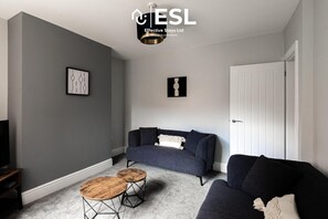 TV - 3 Bedroom House with Parking in Crewe (Crewe)