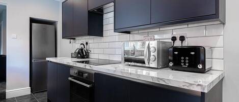 冷蔵庫、電子レンジ、オーブン、トースター