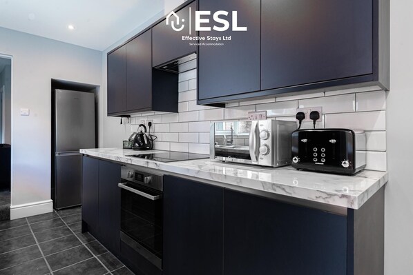 Fridge, microwave, oven, toaster - 3 Bedroom House with Parking in Crewe (Crewe)