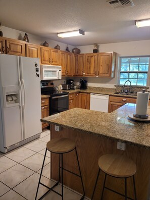 Fridge, microwave, oven, stovetop - 5BD/3.5BR Home : Sleeps 11 : HITS in 4: WEC in 15 (Ocala)