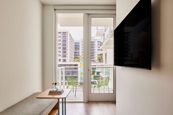 Room, 1 King Bed, Mobility Accessible, Balcony | Minibar, in-room safe, soundproofing, free WiFi at Arlo Wynwood Miami