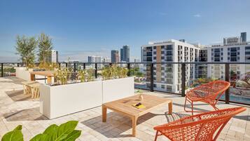 Penthouse | Minibar, in-room safe, soundproofing, free WiFi