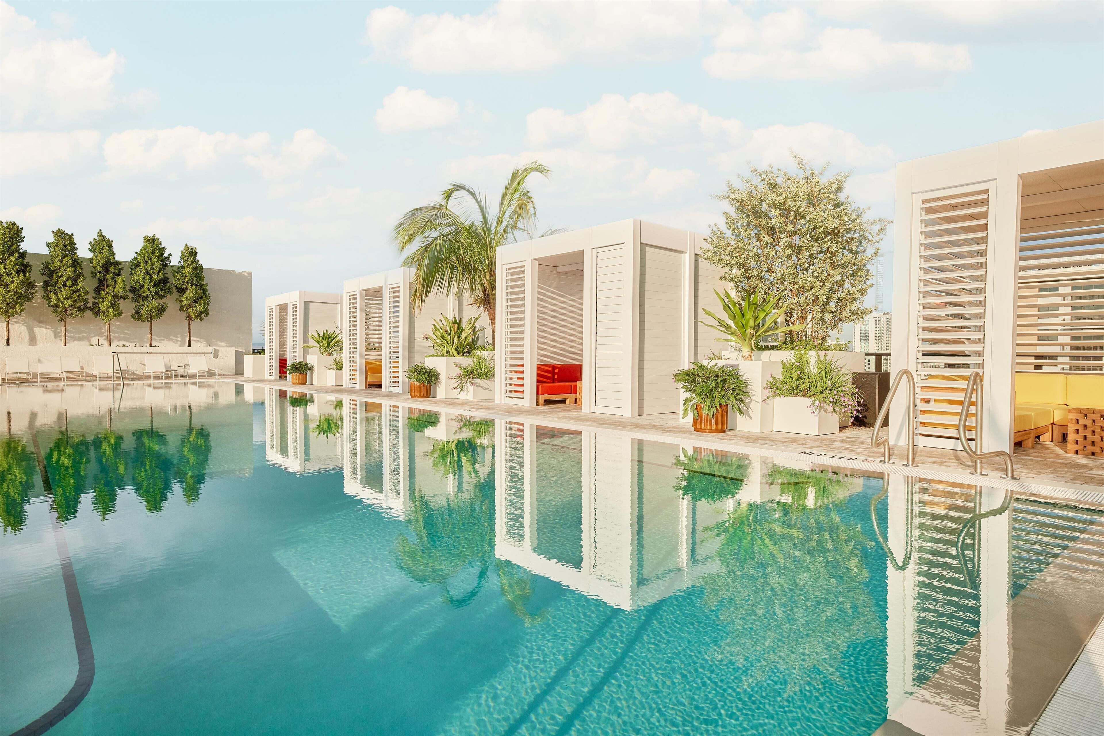 야외 수영장, 07:00 ~ 20:00 오픈, 카바나(요금 별도), 수영장 파라솔