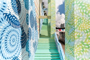 Una escalera con un diseño único en tonos azul y verde.