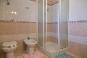 Shower, bidet - Bed and Brekfast surrounded by greenery for a relaxing vacation (Sardegna)