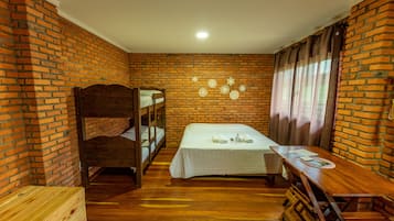 Quarto superior | Escrivaninha, Wi-Fi de cortesia, roupa de cama