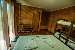 Escritorio, wifi gratis y ropa de cama 