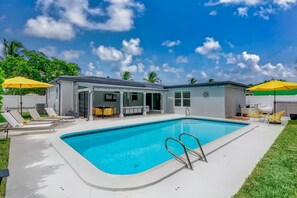 Una piscina al aire libre, una piscina climatizada