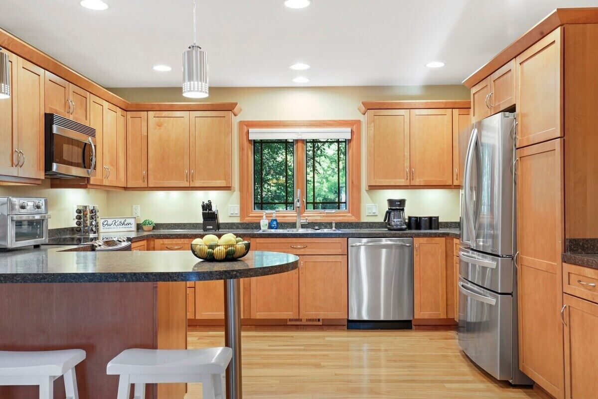 Kühlschrank, Mikrowelle, Ofen, Herdplatte