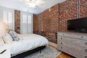 Desk, iron/ironing board, travel cot, WiFi - STUNNING 5★ LARGE Loft Downtown w/ Indoor Parking (Birmingham)