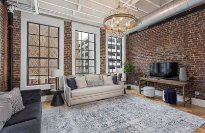 Stunning Luxury Loft in Theatre District