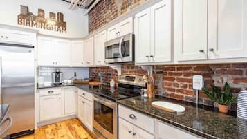 Coffee/tea maker, fridge, microwave, oven