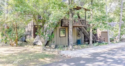 The Boho Loft: colorful, cozy, comfortable 1BR