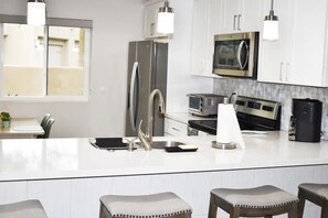 冷蔵庫、電子レンジ、オーブン、コンロ