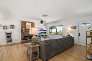 智能电视、壁炉、桌上足球、书