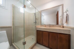 Deluxe-Villa | Badezimmer | Dusche, Handtücher