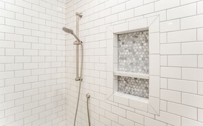 Ensemble douche/baignoire, sèche-cheveux, serviettes fournies, savon