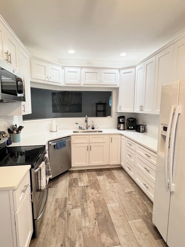 The Mariners House- Fully renovated kitchen!