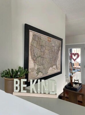 Lobby - Cheerful two bedroom home in quiet neighborhood. Sun Porch ~ Patio ~  Large yard (Council Bluffs)