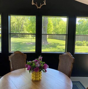 Dining - Cheerful two bedroom home in quiet neighborhood. Sun Porch ~ Patio ~  Large yard (Council Bluffs)