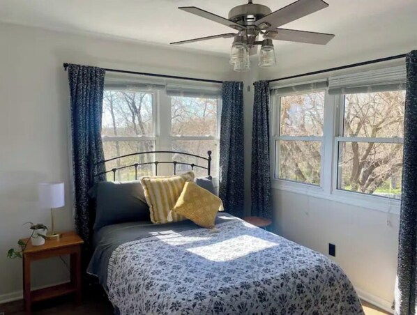 2 chambres, fer et planche à repasser, lit de bébé portatif