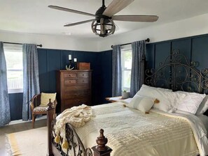 2 bedrooms, iron/ironing board, travel cot, free WiFi - Cheerful two bedroom home in quiet neighborhood. Sun Porch ~ Patio ~  Large yard (Council Bluffs)