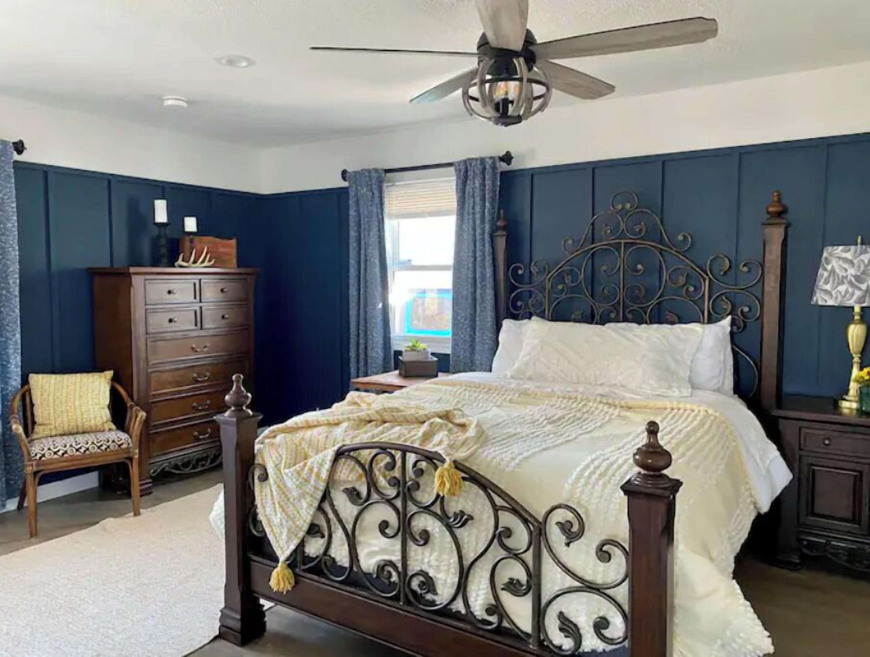 2 habitaciones, tabla de planchar con plancha y cuna de viaje 