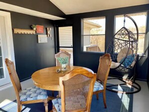 Dining - Cheerful two bedroom home in quiet neighborhood. Sun Porch ~ Patio ~ Large yard (Council Bluffs)