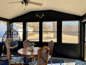 Dining - Cheerful two bedroom home in quiet neighborhood. Sun Porch ~ Patio ~  Large yard (Council Bluffs)