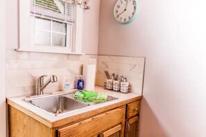 Fridge, microwave, stovetop, coffee/tea maker - Beautiful 1BR Suite at Historic Ruby Red (Hot Springs)