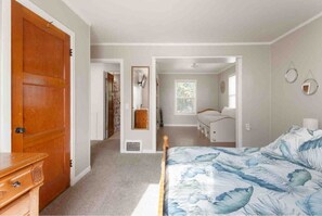 5 bedrooms, desk, iron/ironing board, travel crib