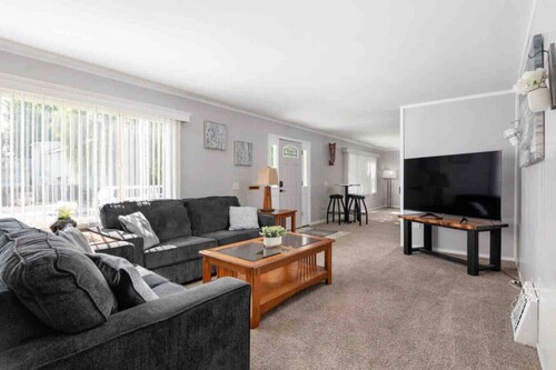 HUGE 6-bedroom home in Central Richland