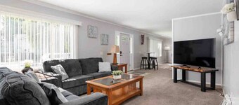 HUGE 6-bedroom home in Central Richland