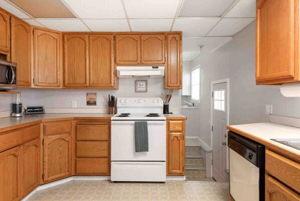 ثلاجة، ميكروويف، فرن، موقد طهي مسطح