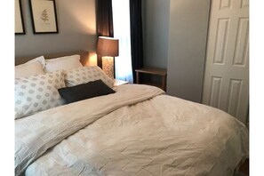 2 habitaciones, escritorio y tabla de planchar con plancha
