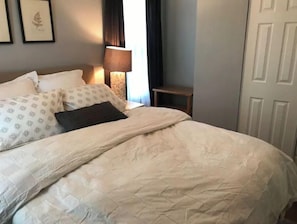 2 habitaciones, escritorio y tabla de planchar con plancha
