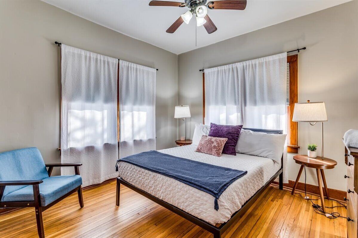 2 slaapkamers, een bureau, een strijkplank/strijkijzer, gratis wifi